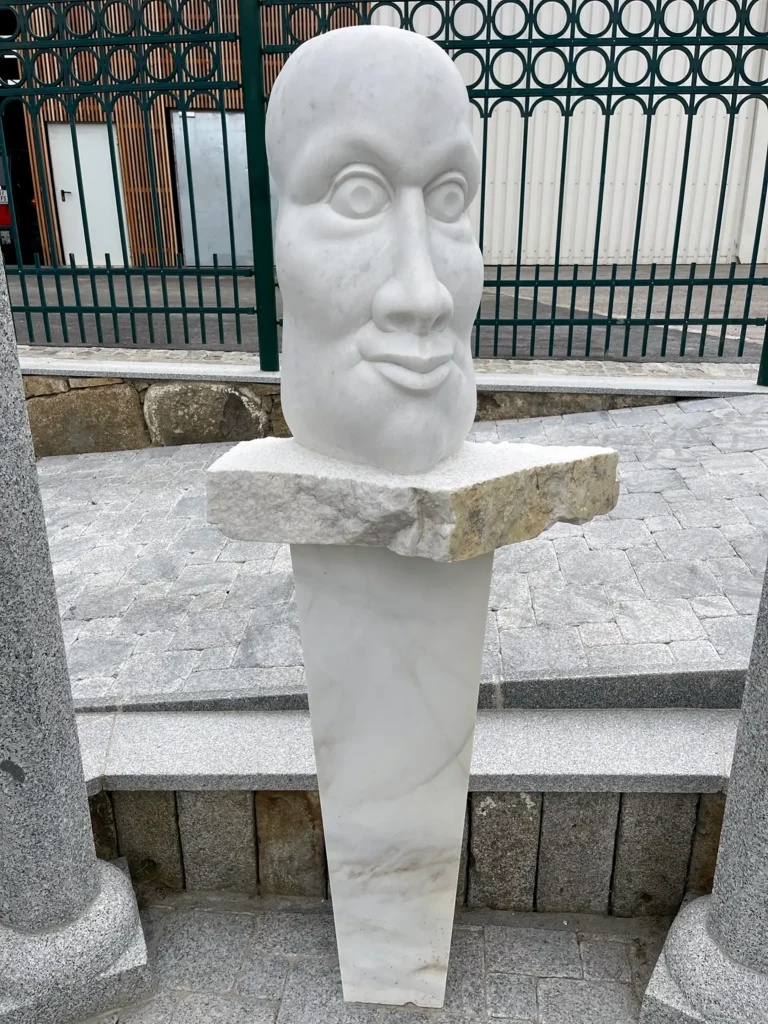 „Maske Einer Vision“, 2018 von Florian Aigner aus der Kunstsammlung Arnoldina im Schmankerlwirt Vorderweißenbach