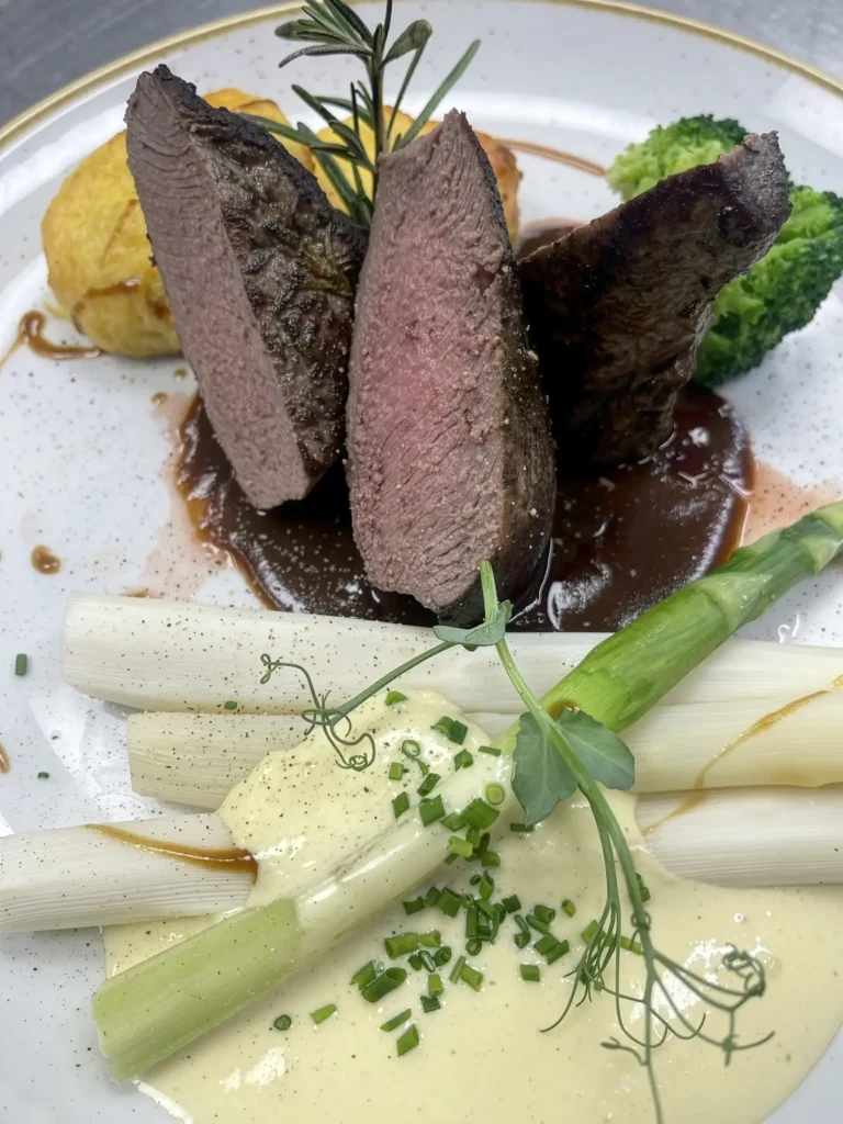 Wild mit Spargel vom Schmankerlwirt in Vorderweißenbach im Mühlviertel